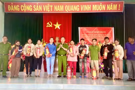 Kbang tặng 120 bình chữa cháy cho hộ nghèo