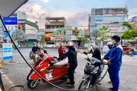 Giá xăng chiều 28-3 gần chạm mốc 25.000 đồng/lít