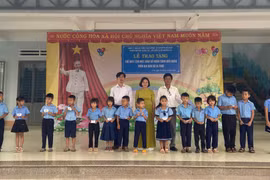 Tặng 45 thẻ bảo hiểm y tế cho học sinh khó khăn xã Ia Trôk