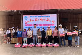 Trao sinh kế và tặng 100 suất quà cho hộ nghèo xã Hà Tam