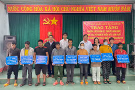 Trao phương tiện sinh kế cho hộ nghèo Pleiku và Chư Prông