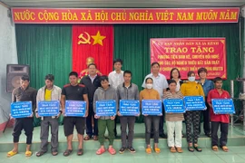 Trao phương tiện sinh kế cho hộ nghèo Pleiku và Chư Prông