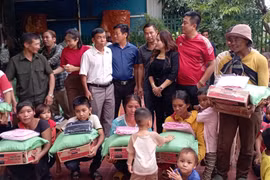 Tặng hơn 480 suất quà cho người nghèo huyện Chư Sê, Kông Chro