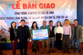 Bàn giao công trình sân chơi và nhà vệ sinh cho điểm trường làng Plong