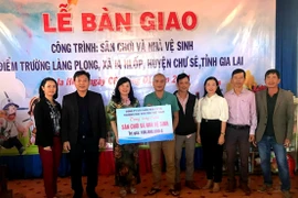 Bàn giao công trình sân chơi và nhà vệ sinh cho điểm trường làng Plong