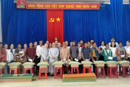 Tặng 200 suất quà cho đồng bào nghèo, khó khăn xã Ayun