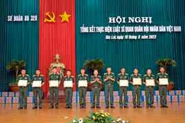 Sư đoàn 320 khen thưởng 10 tập thể, cá nhân trong thực hiện Luật Sĩ quan