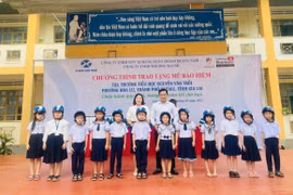 Tặng mũ bảo hiểm và học bổng cho học sinh Trường Tiểu học Nguyễn Văn Trỗi