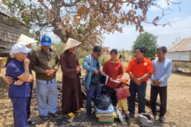 Bàn giao 2 công trình giếng khoan và tặng quà cho người nghèo tại huyện Phú Thiện, Chư Sê