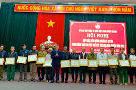 Kbang tặng giấy khen cho 14 người có uy tín tiêu biểu