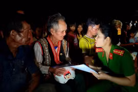 Lực lượng Công an tuyên truyền pháp luật, tặng quà đồng bào nghèo huyện Phú Thiện