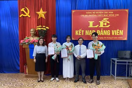Chi bộ Trường THPT Mạc Đĩnh Chi kết nạp đảng cho 3 học sinh