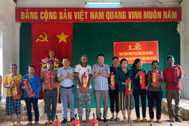 Ia Grai: Tặng 230 bình chữa cháy cho gia đình có hoàn cảnh khó khăn