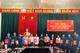 Trao quyết định miễn nhiệm, bổ nhiệm cán bộ đơn vị dân quân tự vệ 