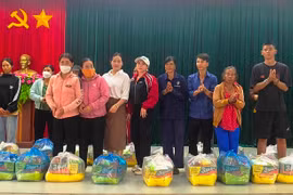 Tặng quà cho học sinh, phụ nữ khó khăn huyện Ia Grai