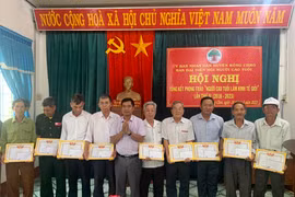 Kông Chro khen thưởng 10 người cao tuổi làm kinh tế giỏi