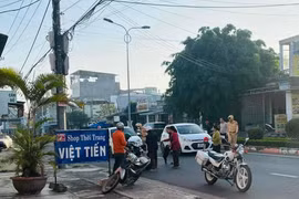 Cảnh sát Giao thông thị xã Ayun Pa giúp sản phụ trở dạ đến trung tâm y tế kịp thời