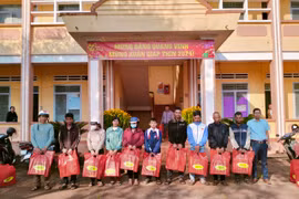 Trao quà Tết và nhà tình nghĩa cho người nghèo Gia Lai