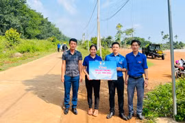 Bàn giao tuyến đường thanh niên “sáng-xanh-sạch-đẹp” tại xã Ia Ka