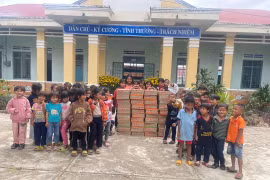 Tặng quà cho người nghèo, học sinh khó khăn huyện Mang Yang, Kông Chro
