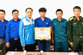 Tỉnh Đoàn tặng bằng khen 2 thanh niên tình nguyện viết đơn lên đường nhập ngũ