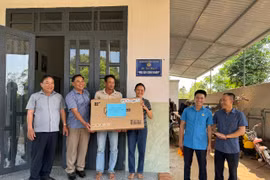 Bàn giao “Mái ấm Công đoàn”, “Nhà nhân ái” cho công nhân, thiếu nhi khó khăn