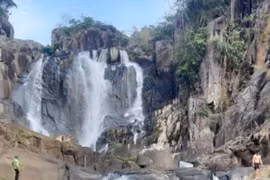 Khảo sát thác 3 tầng tại huyện Ia Pa