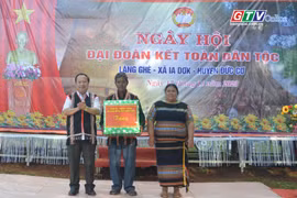 Phó Bí thư Thường trực Tỉnh ủy Châu Ngọc Tuấn dự Ngày hội Đại đoàn kết toàn dân tộc tại làng Ghè