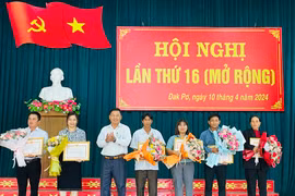 Đak Pơ và Chư Pưh kết nạp 30 đảng viên trong quý I-2024