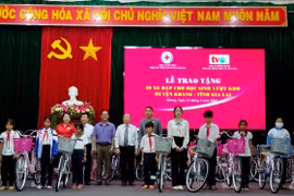 Tặng 50 chiếc xe đạp cho học sinh nghèo vượt khó ở Kbang