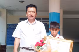 Tặng bằng khen của Chủ tịch UBND tỉnh cho học sinh cứu người đuối nước