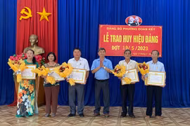 Ayun Pa và Kbang trao huy hiệu Đảng cho các đảng viên dịp 19-5