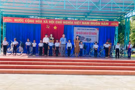 Ia Pa: 13 học sinh Plei Du nhận được xe đạp “Tiếp bước em đến trường”