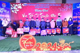 Trao 92 suất quà cho người nghèo, thanh niên thị xã An Khê và huyện Chư Sê