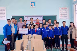 Đak Pơ trao 15 bộ máy tính cho Trường Tiểu học và THCS Nguyễn Du