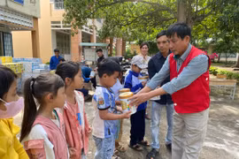 Tặng sữa dinh dưỡng và đồ dùng học tập cho học sinh huyện Kông Chro, Chư Sê