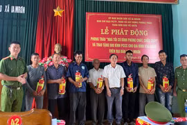 Tặng 500 bình chữa cháy cho hộ nghèo, hộ cận nghèo, gia đình chính sách xã Ia Mrơn