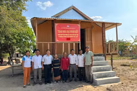 Krông Pa: Bàn giao và hỗ trợ kinh phí xây mới, sửa chữa nhà cho các hộ nghèo