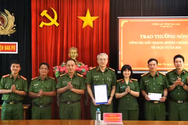 Thưởng nóng cho Công an huyện Đăk Pơ vì khám phá nhanh vụ cướp tài sản 