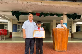 Tặng giấy khen cho học sinh dũng cảm cứu người đuối nước