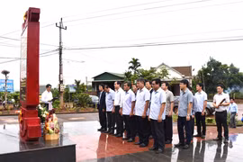 Bí thư Tỉnh ủy Hồ Văn Niên dâng hương tại Di tích lịch sử chiến thắng Pleime