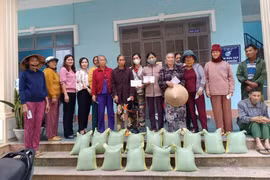 Hơn 550 suất quà cho học sinh, người dân khó khăn