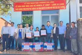 Trao 5 căn nhà tình thương cho hộ nghèo Pleiku và Kông Chro