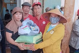 Tặng quà cho bệnh nhân phong, hộ nghèo Chư Sê và Mang Yang