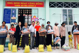 Tặng 924 suất quà cho người nghèo huyện Phú Thiện, Đak Đoa và Mang Yang