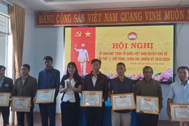 Chư Sê khen thưởng 16 tập thể, cá nhân xuất sắc trong công tác Mặt trận 