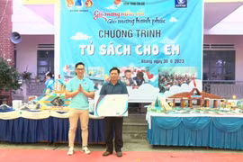 Trao 4 tủ sách cho các trường học tại huyện Kbang
