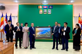 Phó Bí thư Thường trực Tỉnh ủy Châu Ngọc Tuấn thăm, chúc Tết cổ truyền Chol Chnam Thmay tại tỉnh Stung Treng 