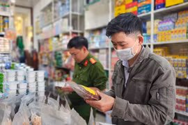 Xử phạt 2 cơ sở kinh doanh thực phẩm tại phường Thắng Lợi và Phù Đổng