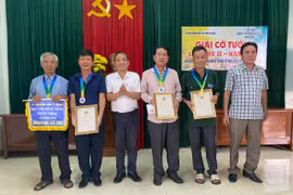 28 kỳ thủ tranh tài cờ tướng người cao tuổi thị trấn Ia Kha